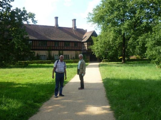 Auf dem Weg zum Cecilienhof --  Dieter und Manfred