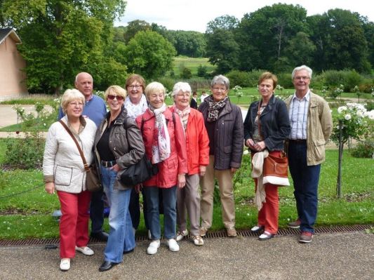 Wir neun im Krongut Bornstedt --  von rechts: Manfred, Monika, Christel L. Marga, Hannelore, Ingrid, Birgit, Christel R. und Dieter