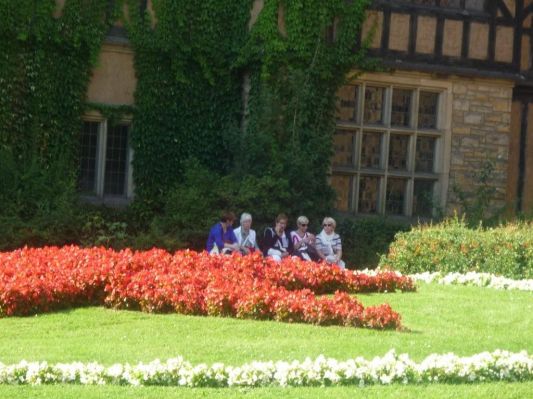 Die Damen ruhen sich am Cecilienhof aus.