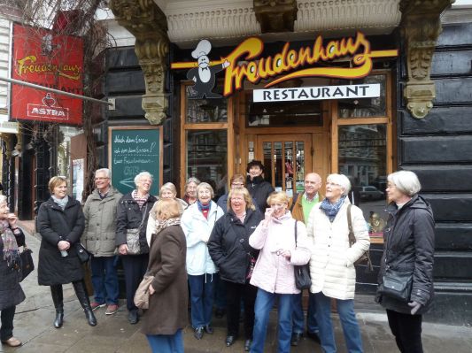 10 Vor dem Freudenhaus.JPG