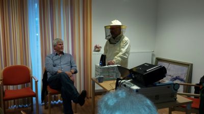 Herr Bartz, der Bienenhueter in Arbeitskleidung