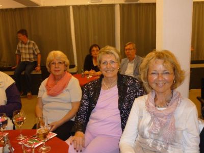 Auch die drei Grazien warten geduldig, daß der Vorhang sich hebt. (Christel, Gertrud und Gisela)