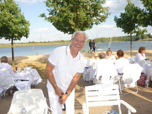 Starfoto: Manfred beim Öffnen der Weinflasche