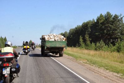 Wir ueberholen LKW.JPG